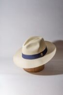 clasico panama hat con banda azul marino