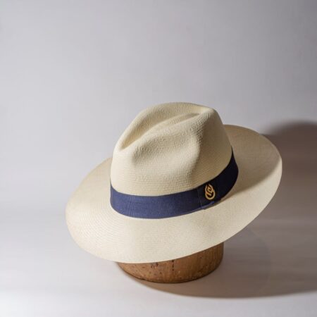 clasico panama hat con banda azul marino